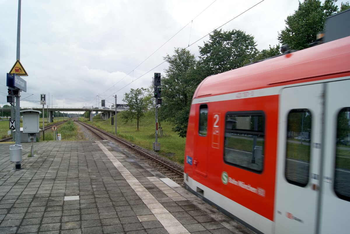 Die Haltestelle Besucherpark. Im Hintergrund ist die Straßenüberführung.